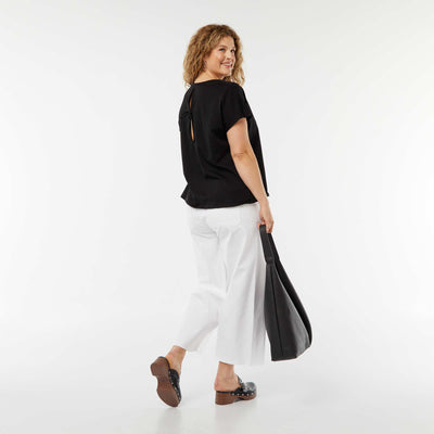 تي شيرت بأكمام قصيرة مع ظهر مفتوح باللون الأسود