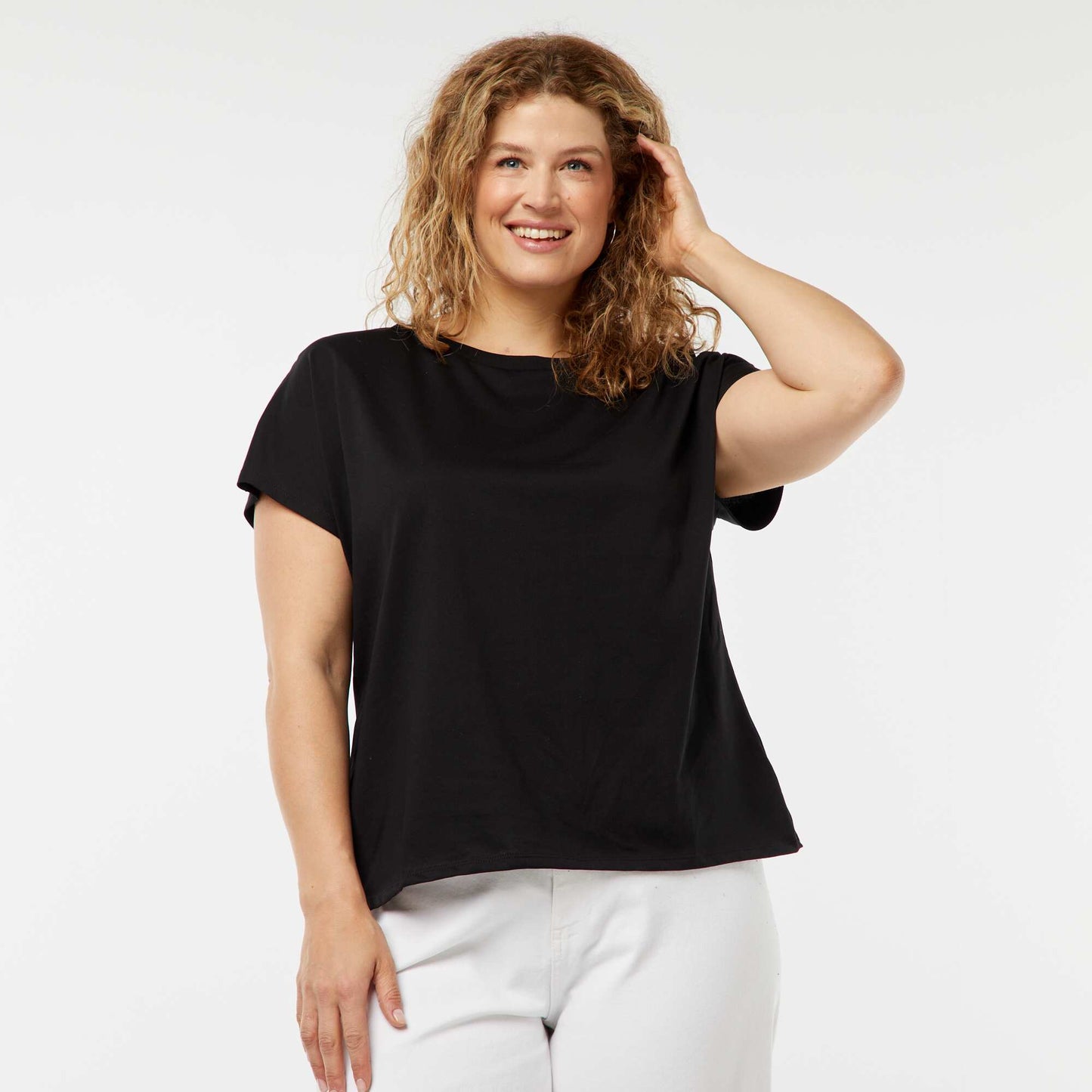 تي شيرت بأكمام قصيرة مع ظهر مفتوح باللون الأسود