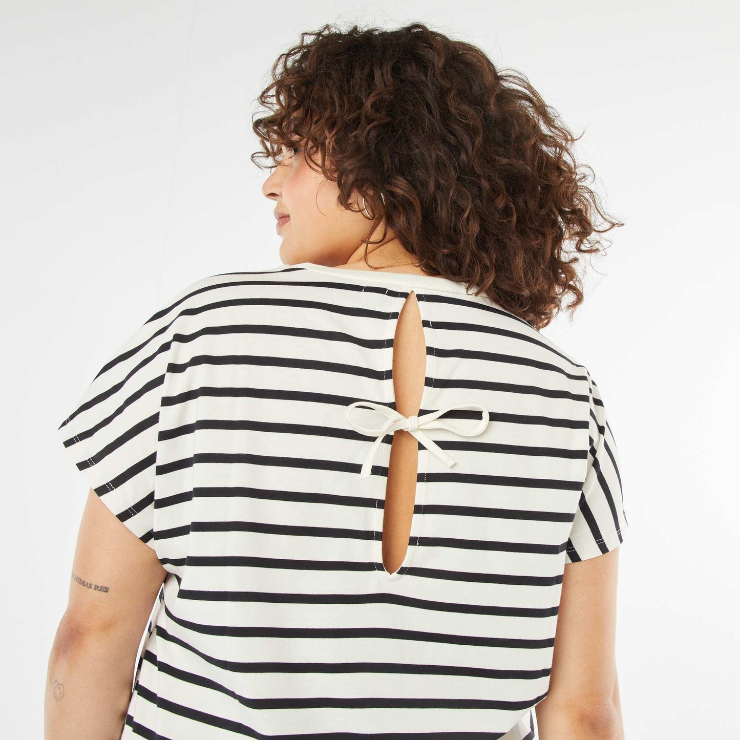 Short-sleeved T-shirt with open back BLUE