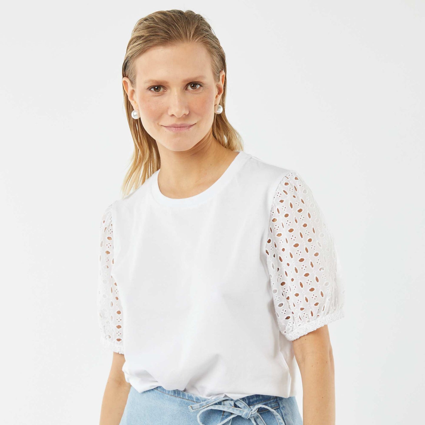 تي شيرت بأكمام قصيرة سادة مع برودري أنجليز أبيض