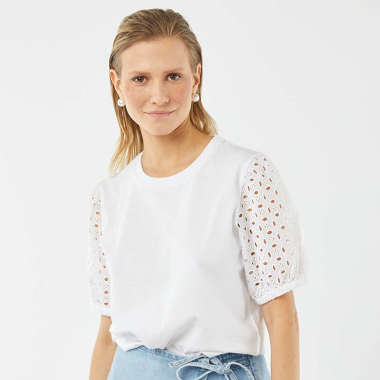 تي شيرت بأكمام قصيرة سادة مع برودري أنجليز أبيض