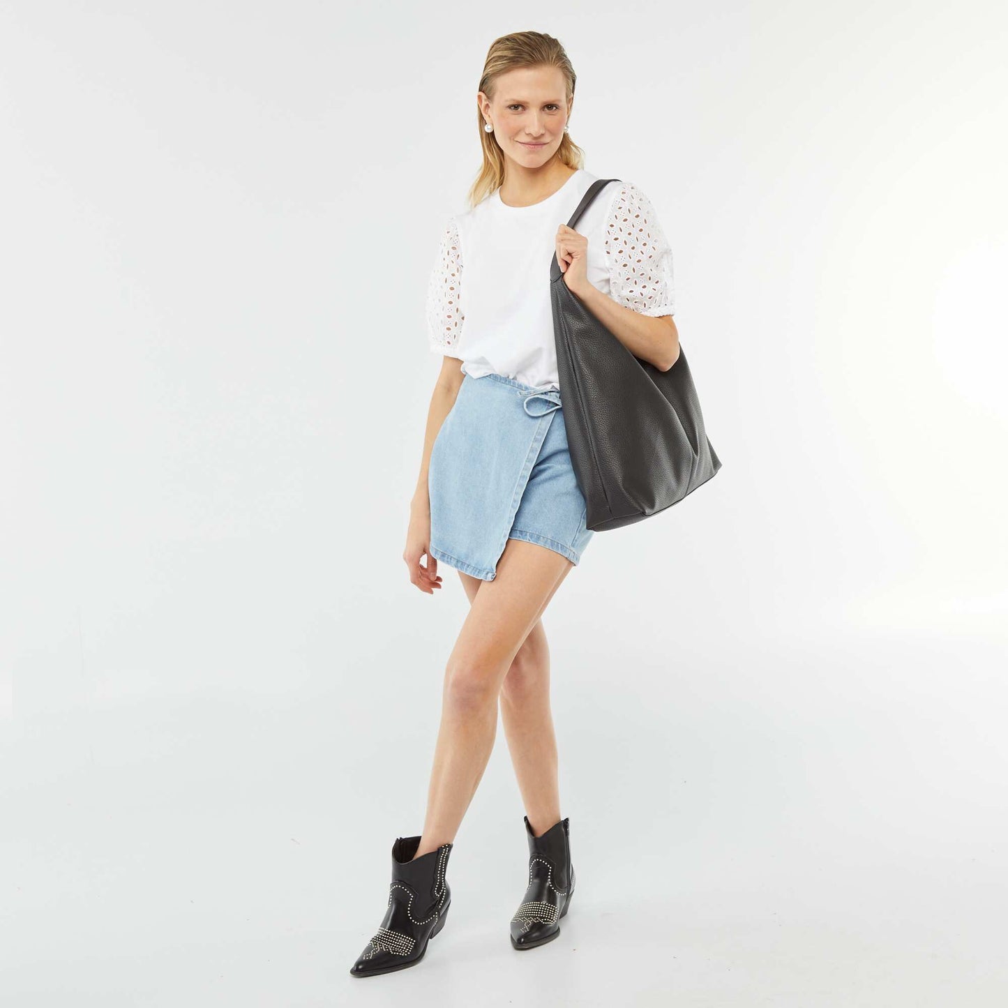 تي شيرت بأكمام قصيرة سادة مع برودري أنجليز أبيض