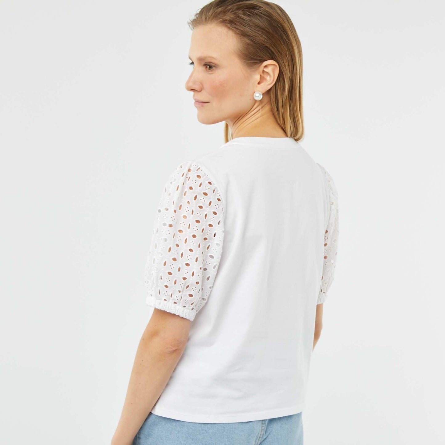 تي شيرت بأكمام قصيرة سادة مع برودري أنجليز أبيض