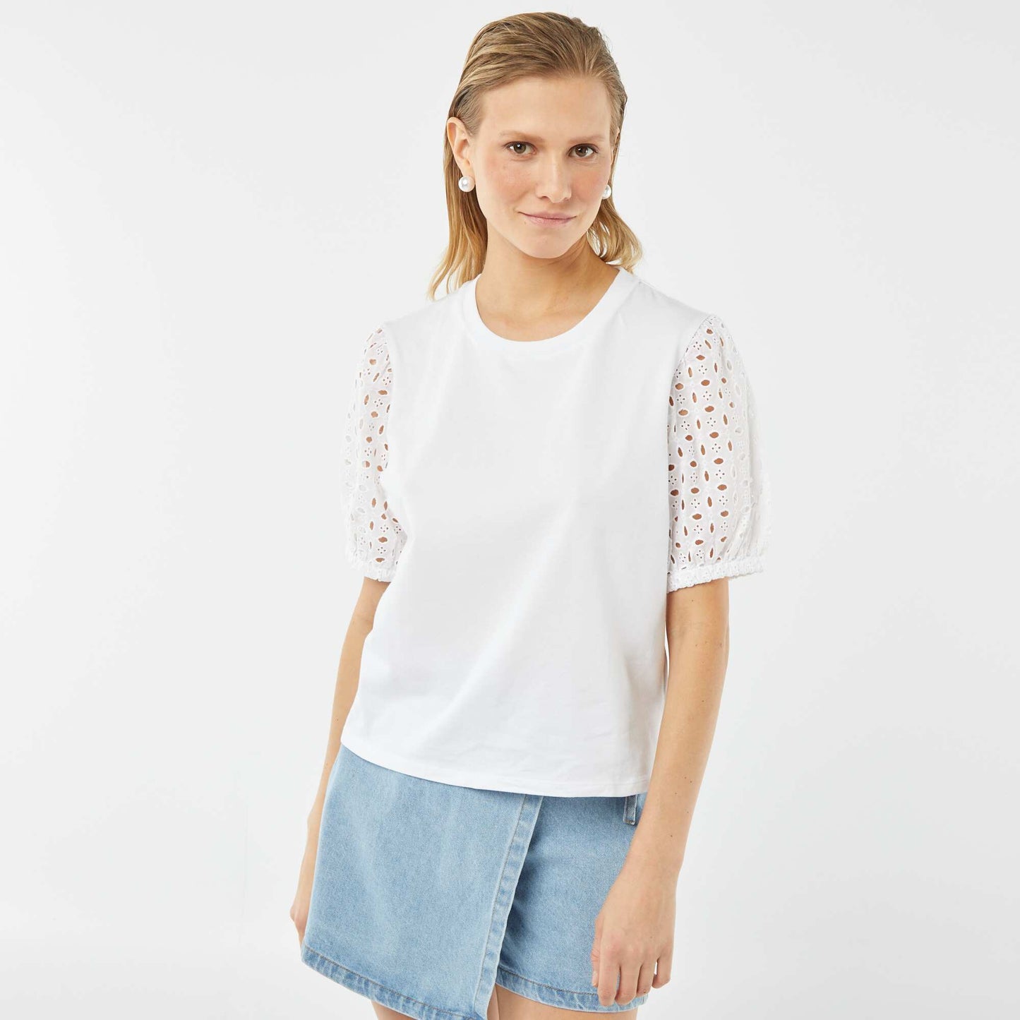 تي شيرت بأكمام قصيرة سادة مع برودري أنجليز أبيض