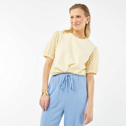 تي شيرت بأكمام قصيرة سادة مع برودري أنجليز أصفر