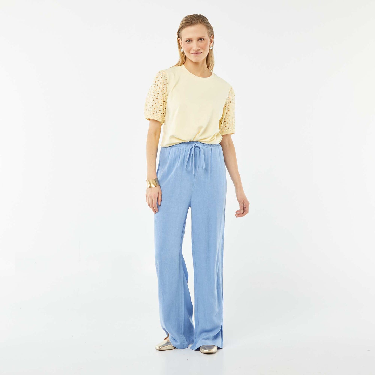 تي شيرت بأكمام قصيرة سادة مع برودري أنجليز أصفر