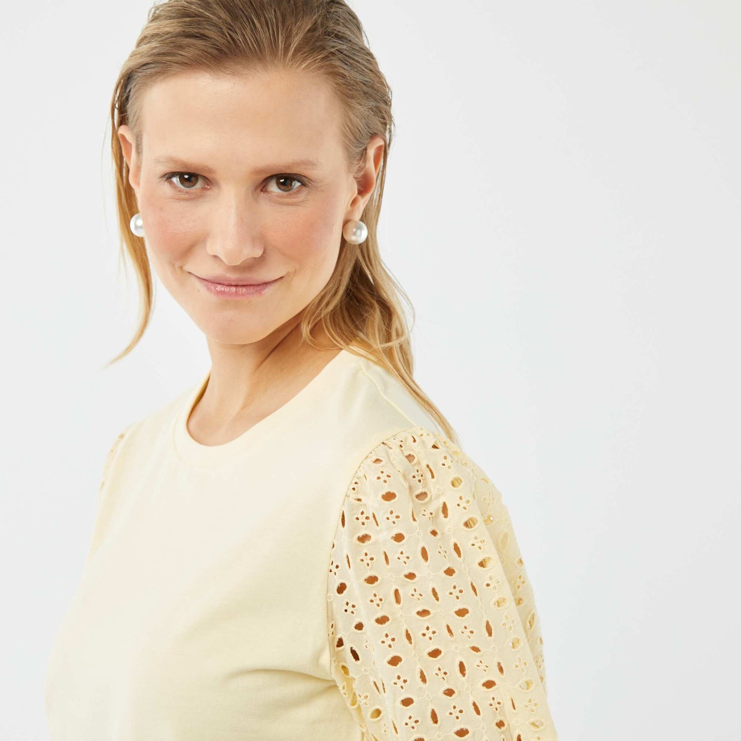 تي شيرت بأكمام قصيرة سادة مع برودري أنجليز أصفر