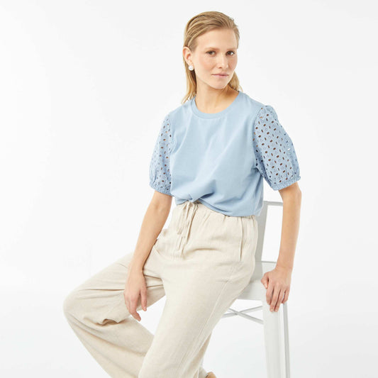 Plain short-sleeved T-shirt with broderie anglaise BLUE