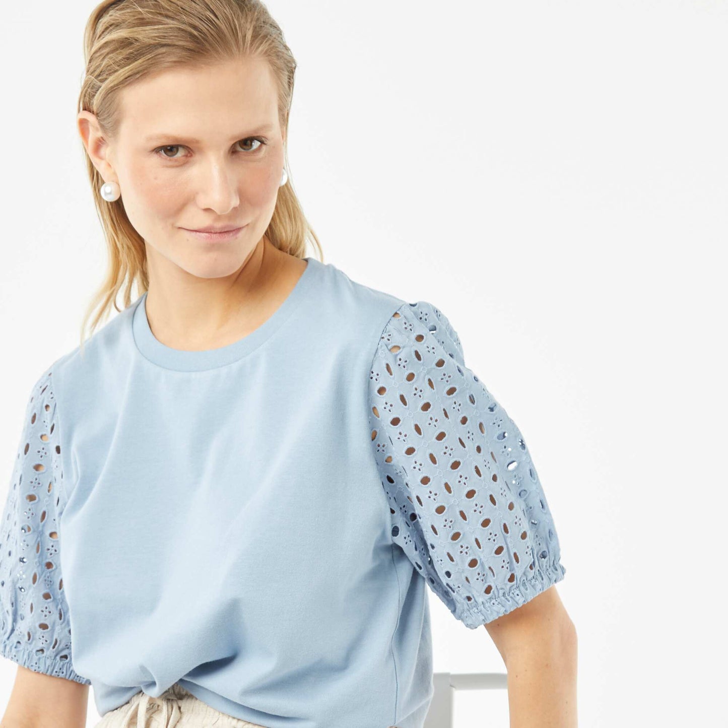 تي شيرت بأكمام قصيرة سادة مع برودري انجليز أزرق