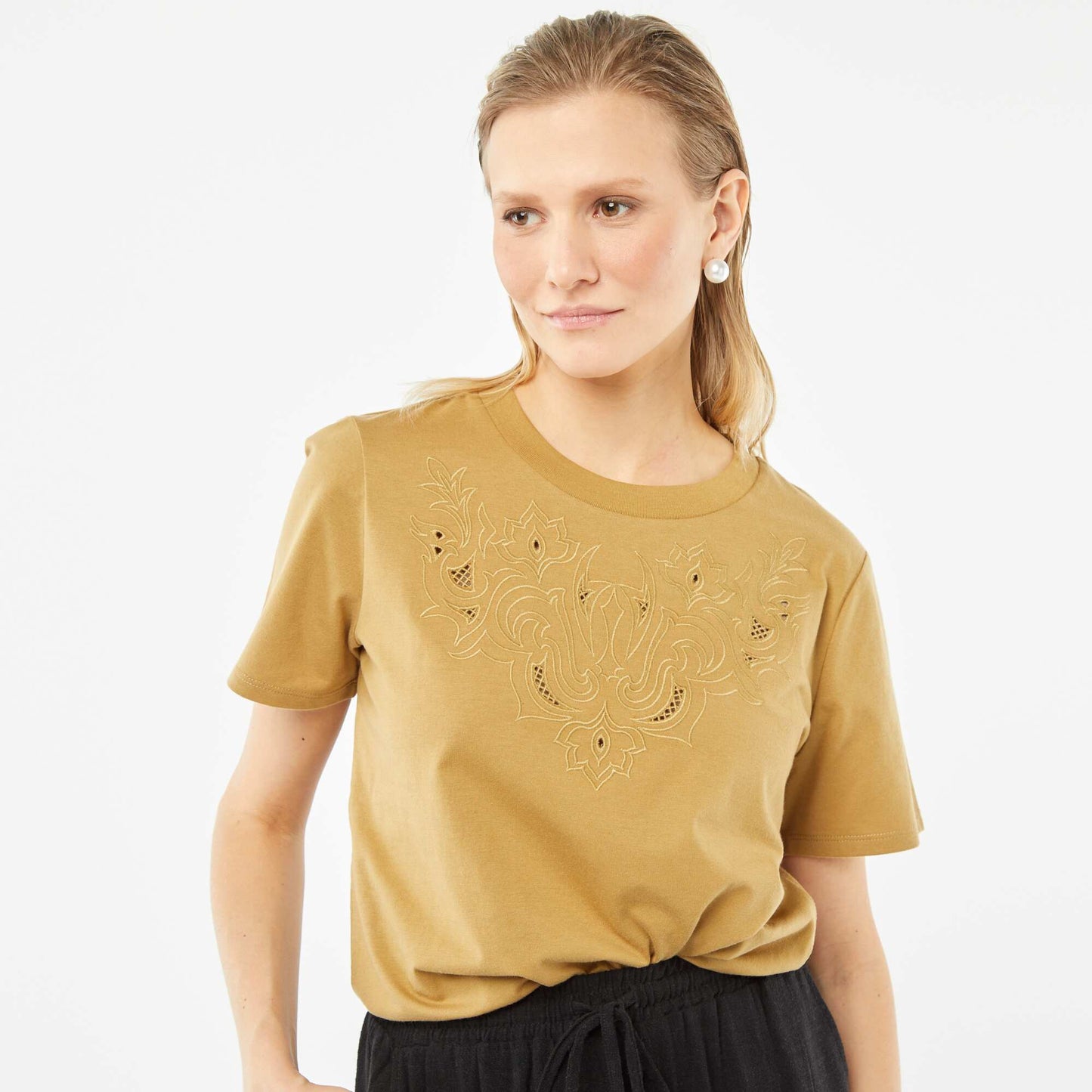 تي شيرت بأكمام قصيرة ومزين بتطريزات أنيقة باللون الأخضر