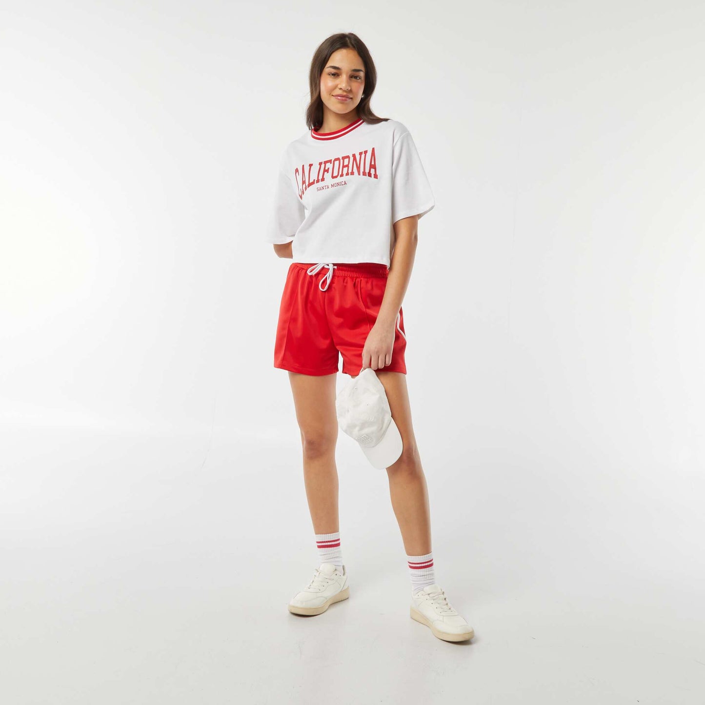 تي شيرت "كاليفورنيا" قصير باللون الأبيض