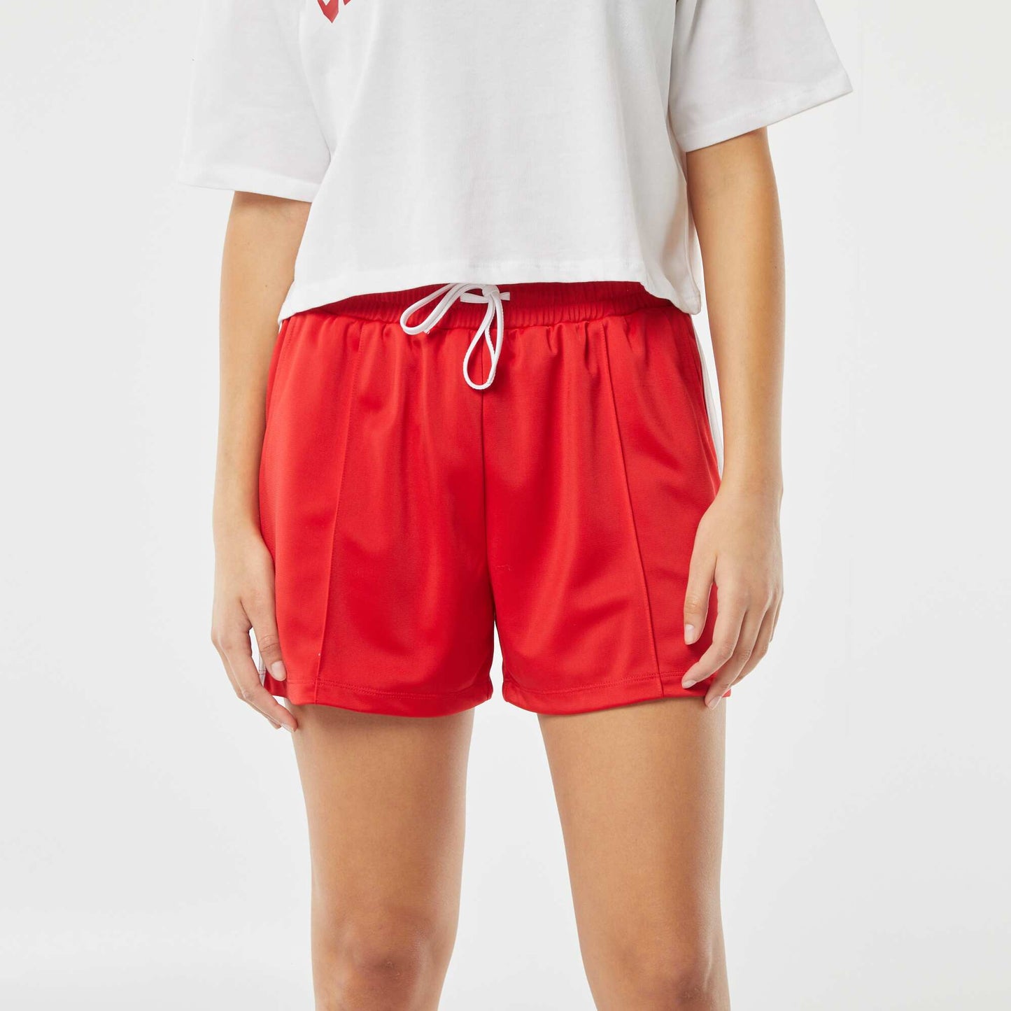 تي شيرت "كاليفورنيا" قصير باللون الأبيض