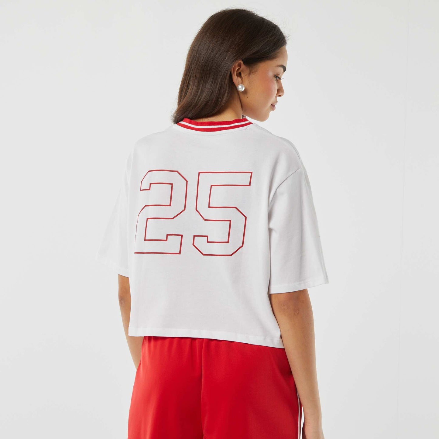 تي شيرت "كاليفورنيا" قصير باللون الأبيض