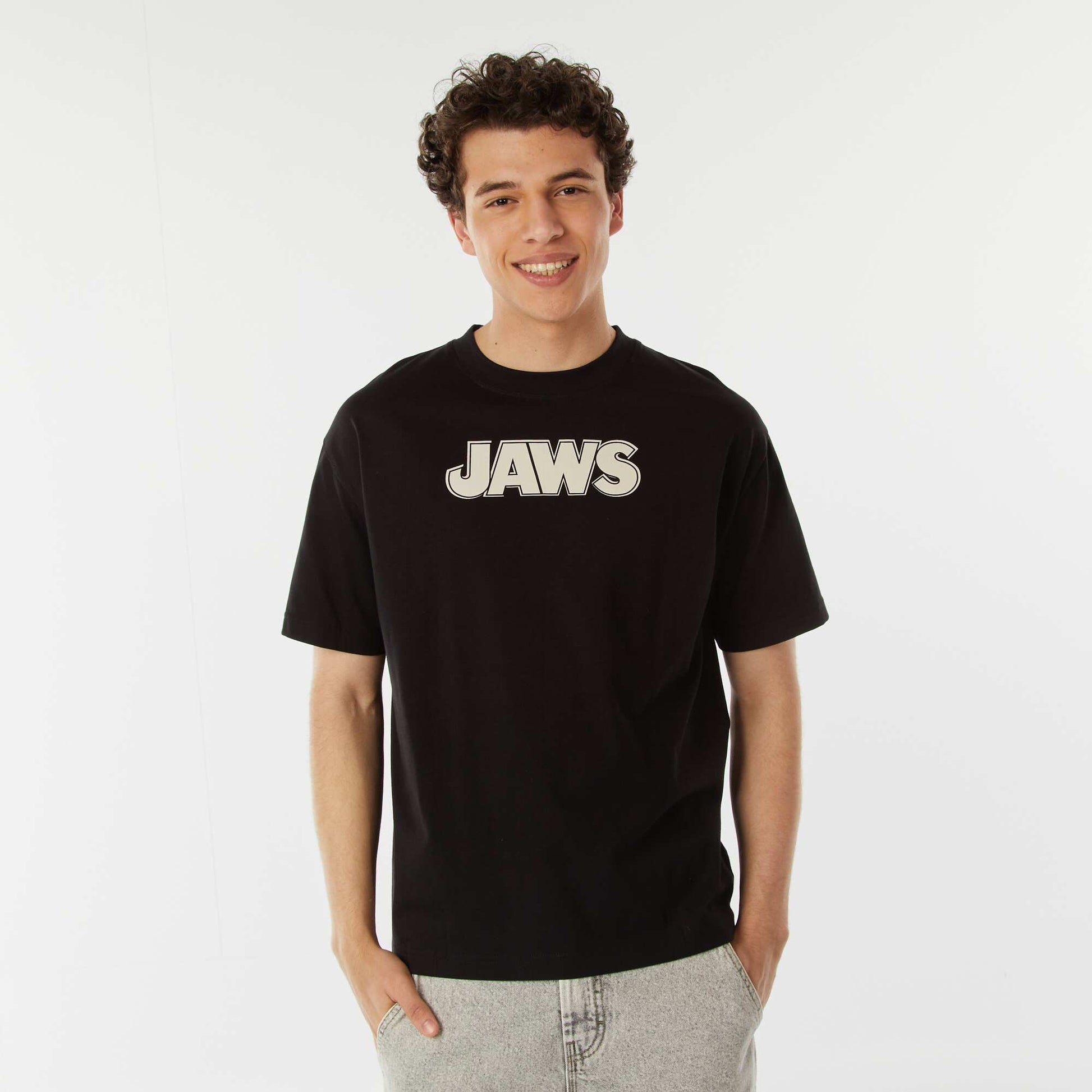 تي شيرت بأكمام قصيرة "Jaws" باللون الأسود