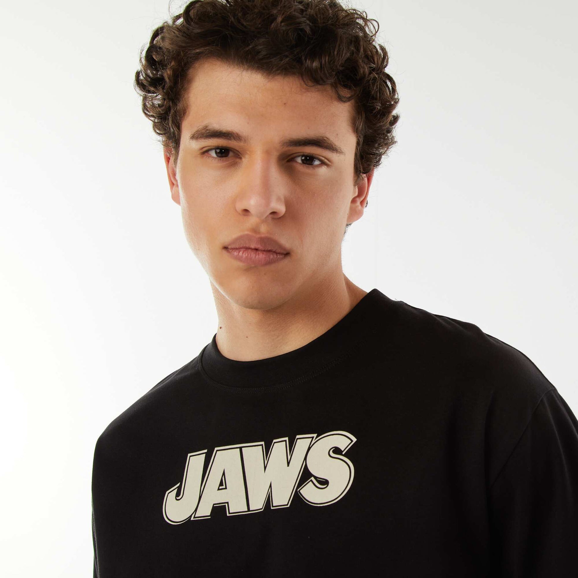 تي شيرت بأكمام قصيرة "Jaws" باللون الأسود