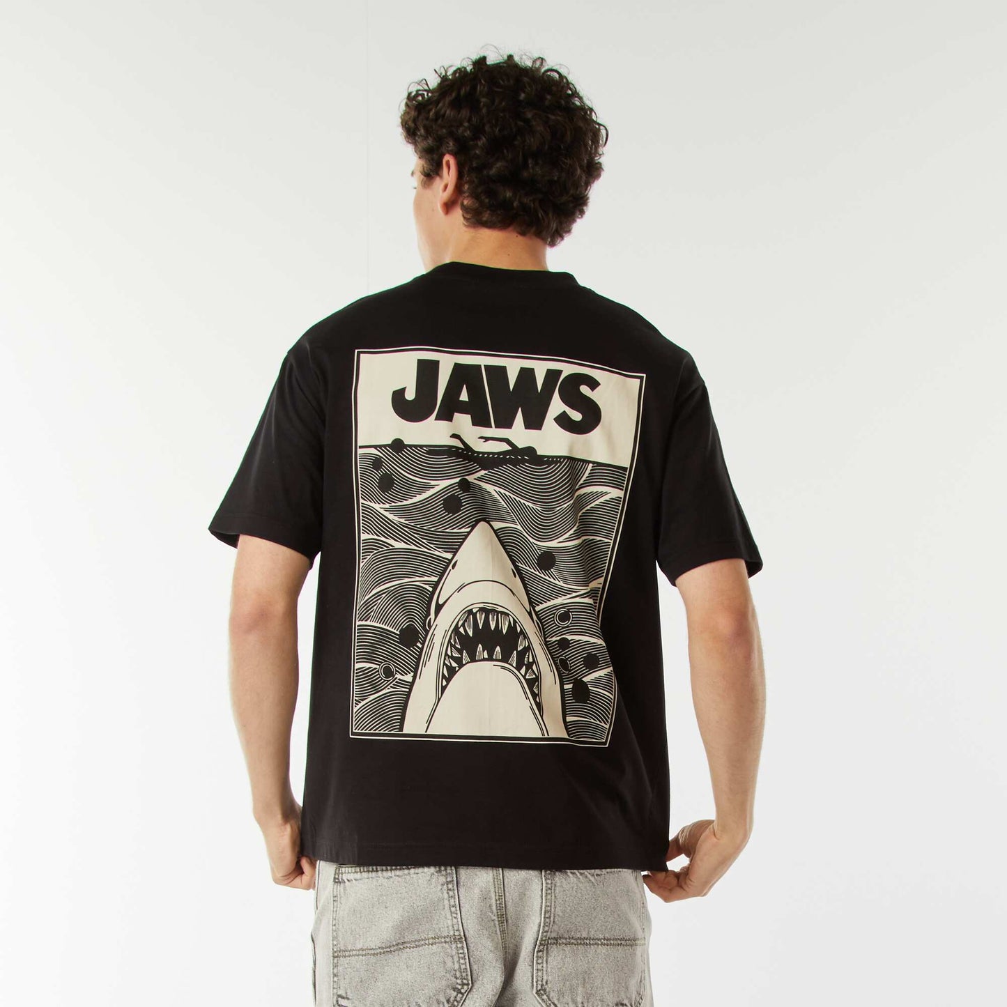 تي شيرت بأكمام قصيرة "Jaws" باللون الأسود