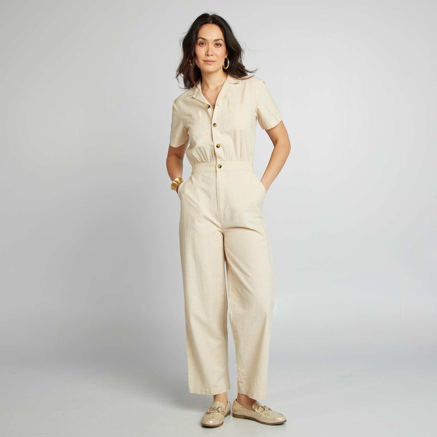 جمبسوت بأكمام قصيرة وجيوب أبيض