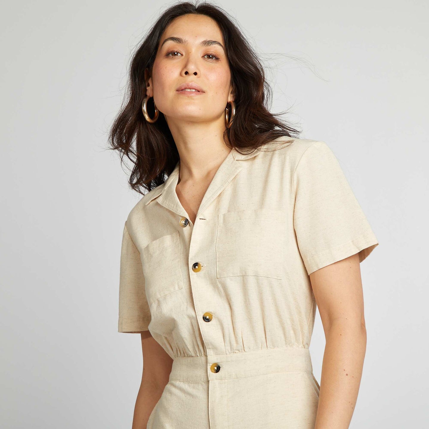 جمبسوت بأكمام قصيرة وجيوب أبيض