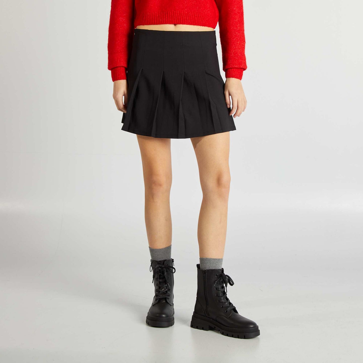 Short pleated skirt black