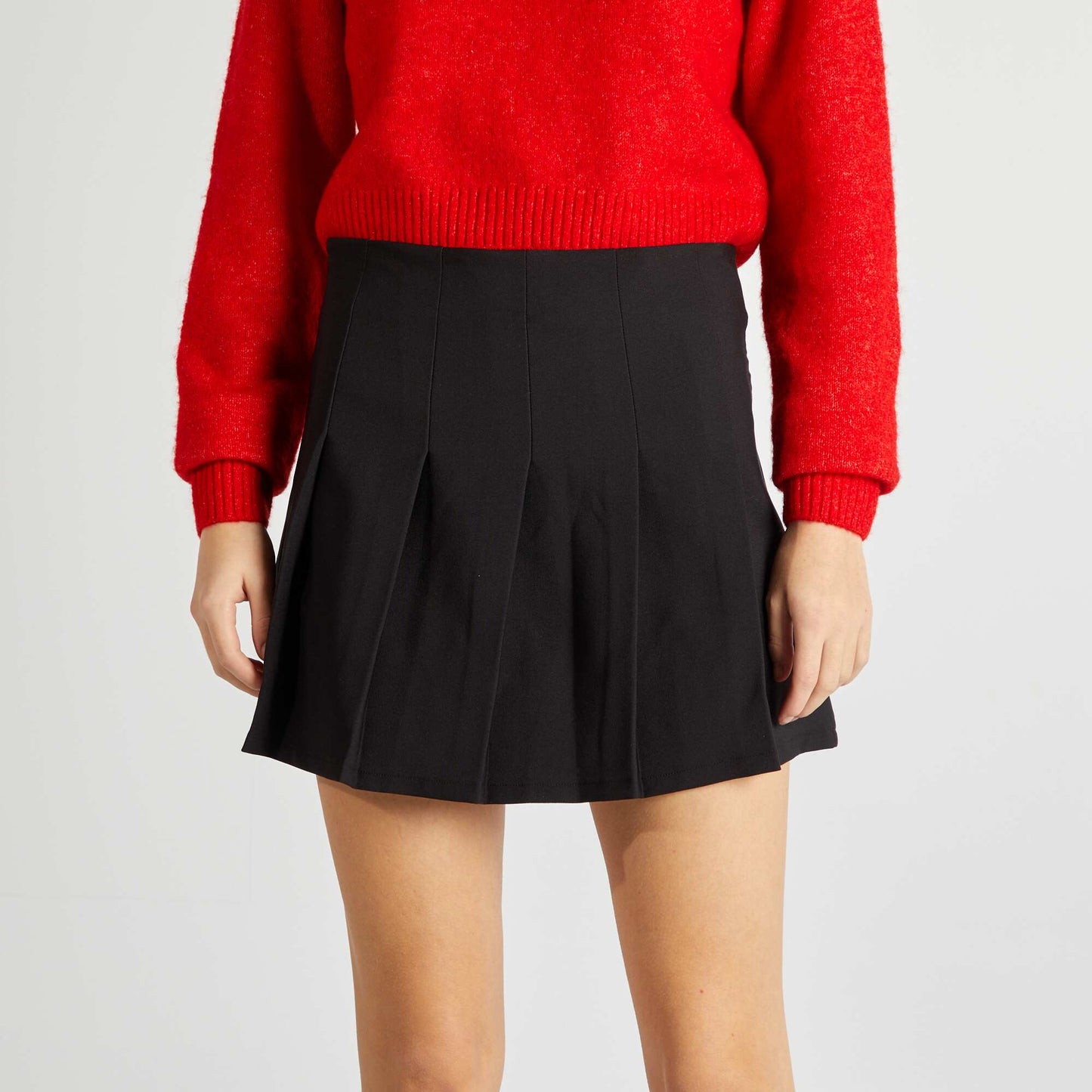 Short pleated skirt black