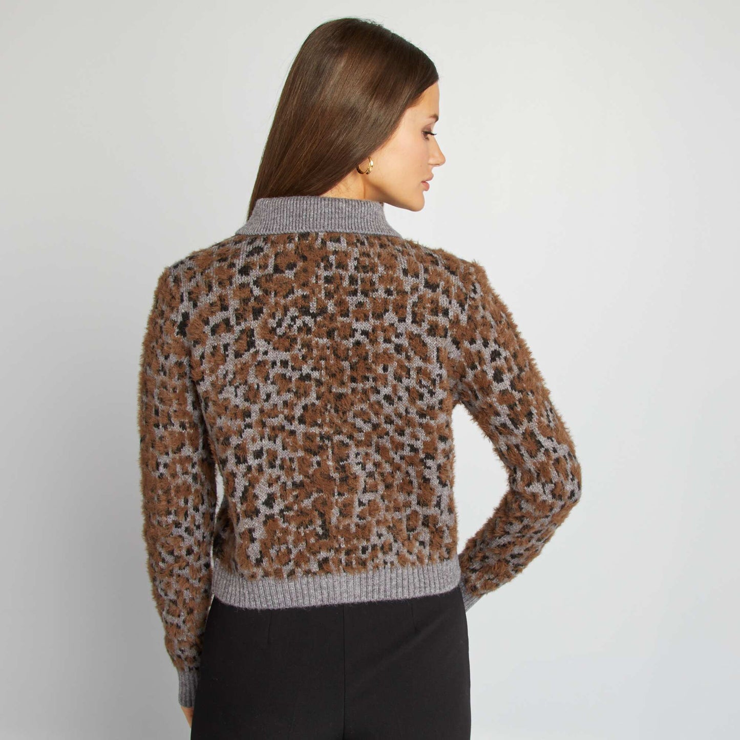 Knitted cardigan with gold-coloured buttons and leopard print design GREY