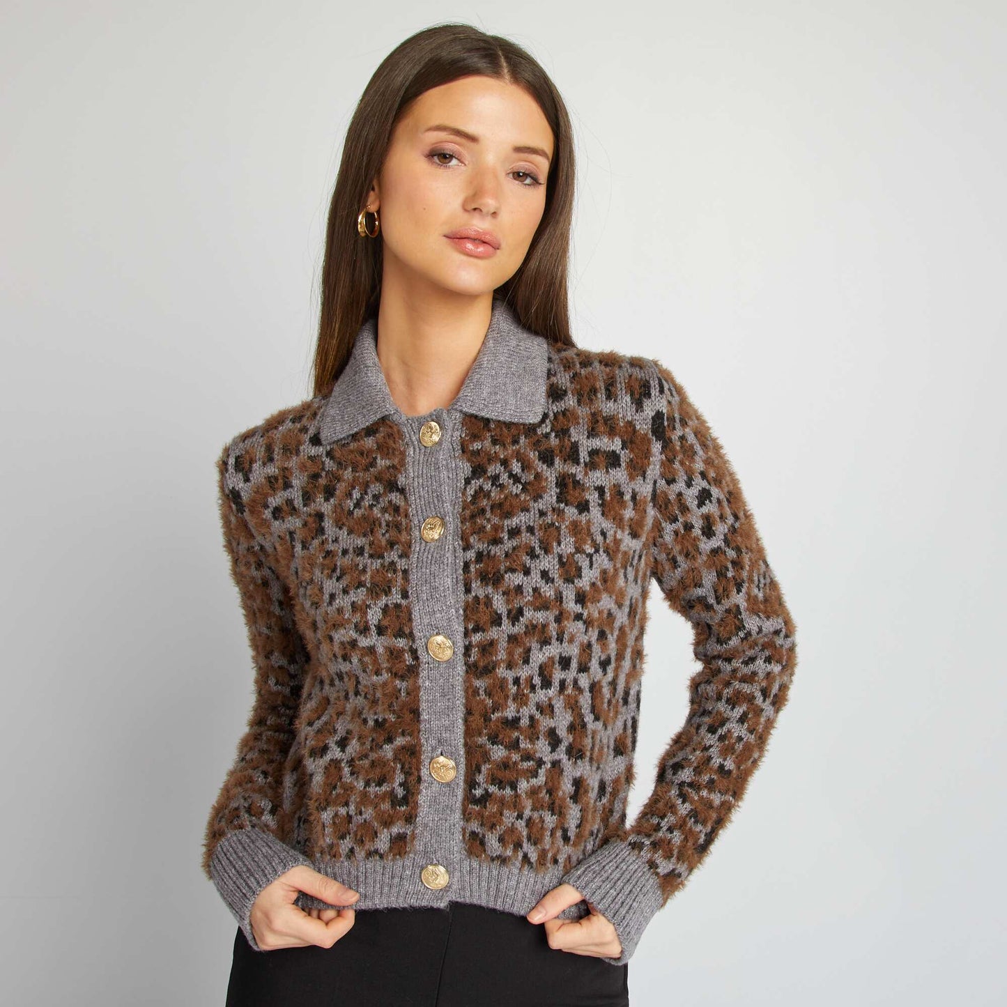 Knitted cardigan with gold-coloured buttons and leopard print design GREY