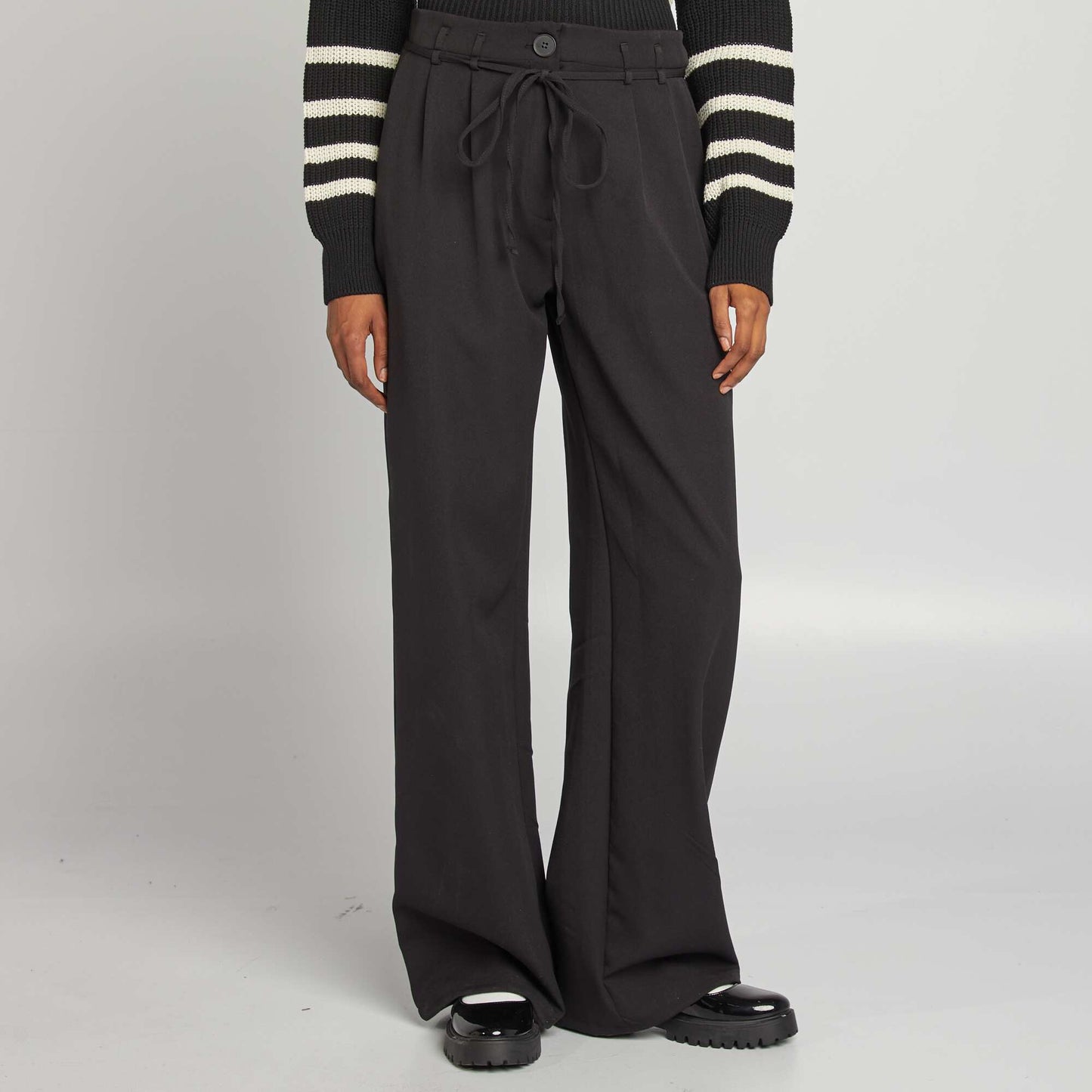 Plain wide-leg trousers with belt black