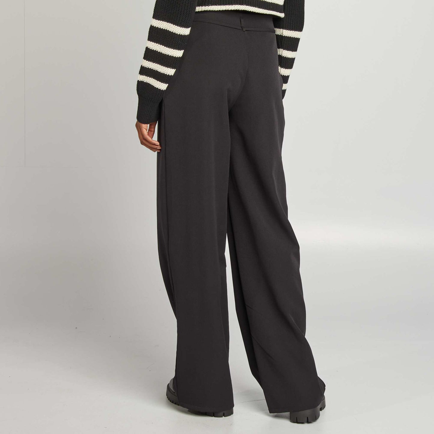 Plain wide-leg trousers with belt black