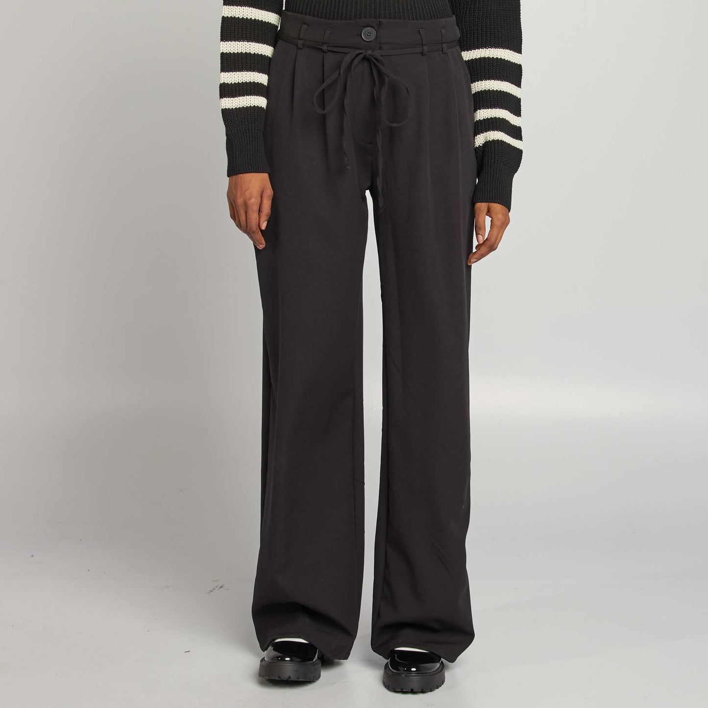 Plain wide-leg trousers with belt black