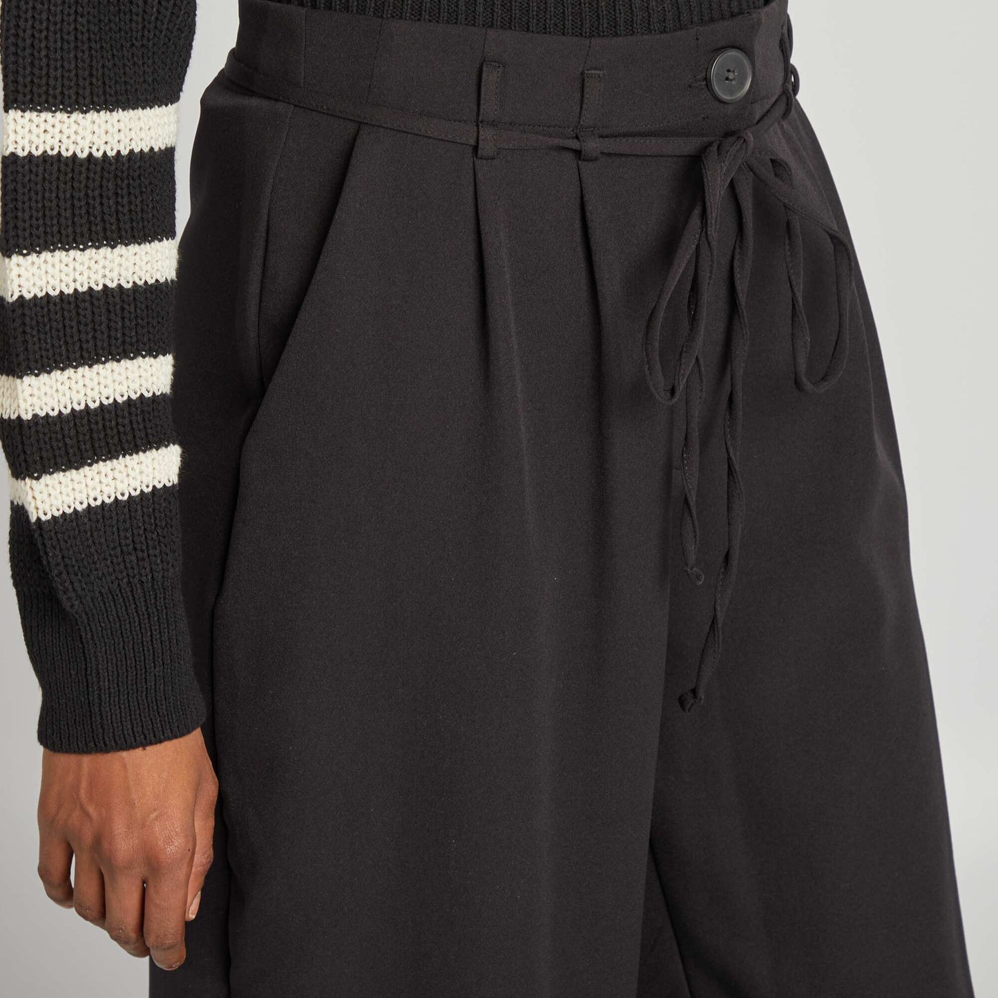 Plain wide-leg trousers with belt black