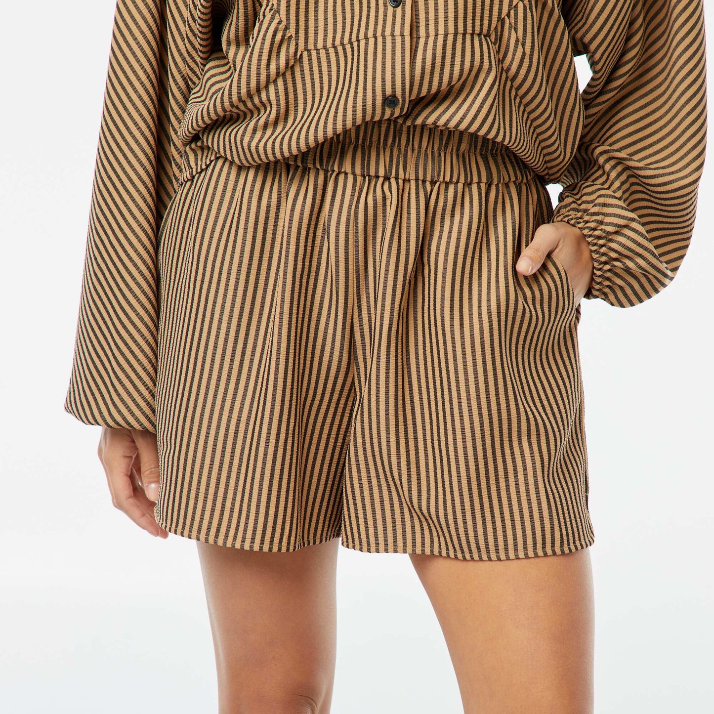 Striped short shorts with pockets BROWN