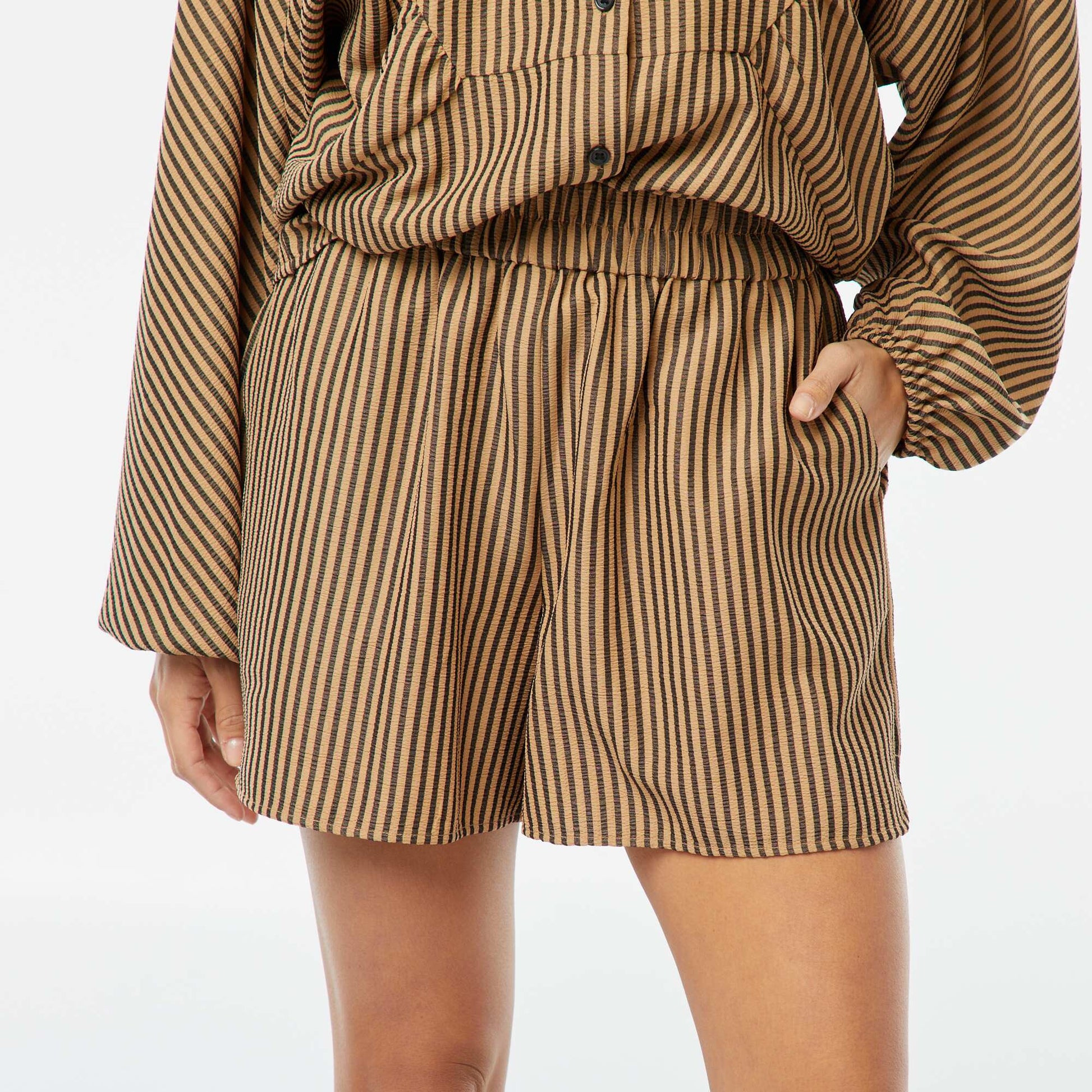 Striped short shorts with pockets BROWN