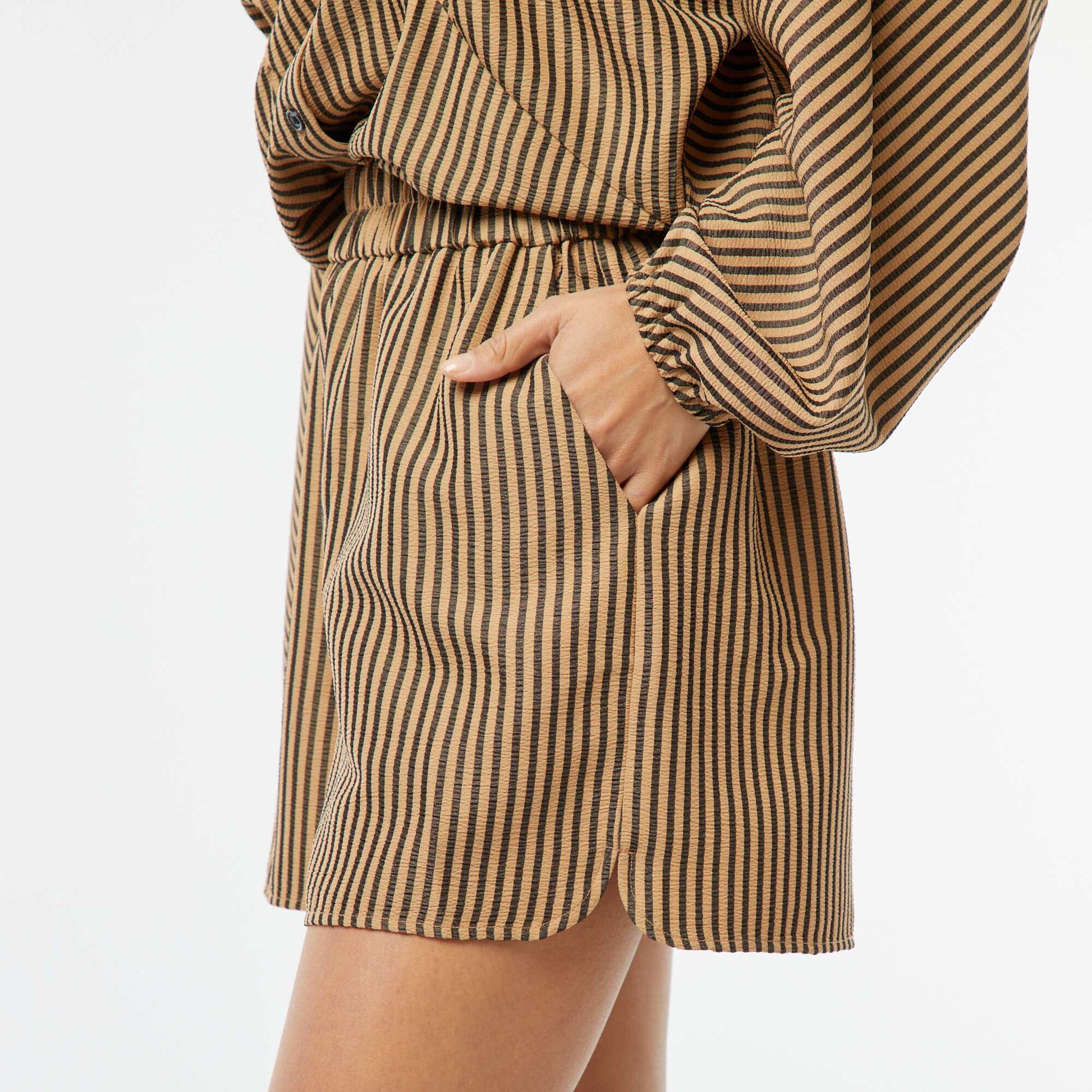 Striped short shorts with pockets BROWN