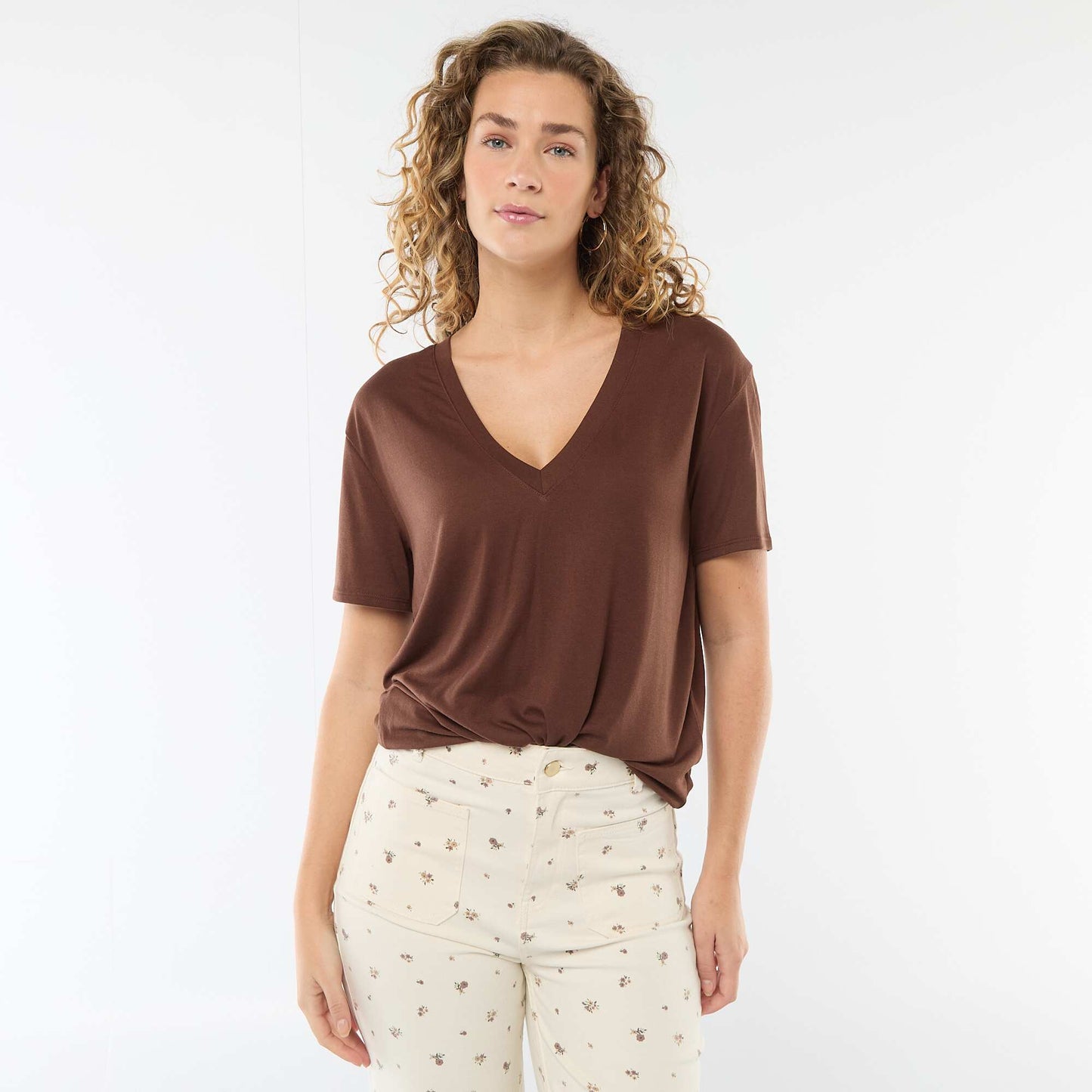 V-neck short-sleeved T-shirt BROWN