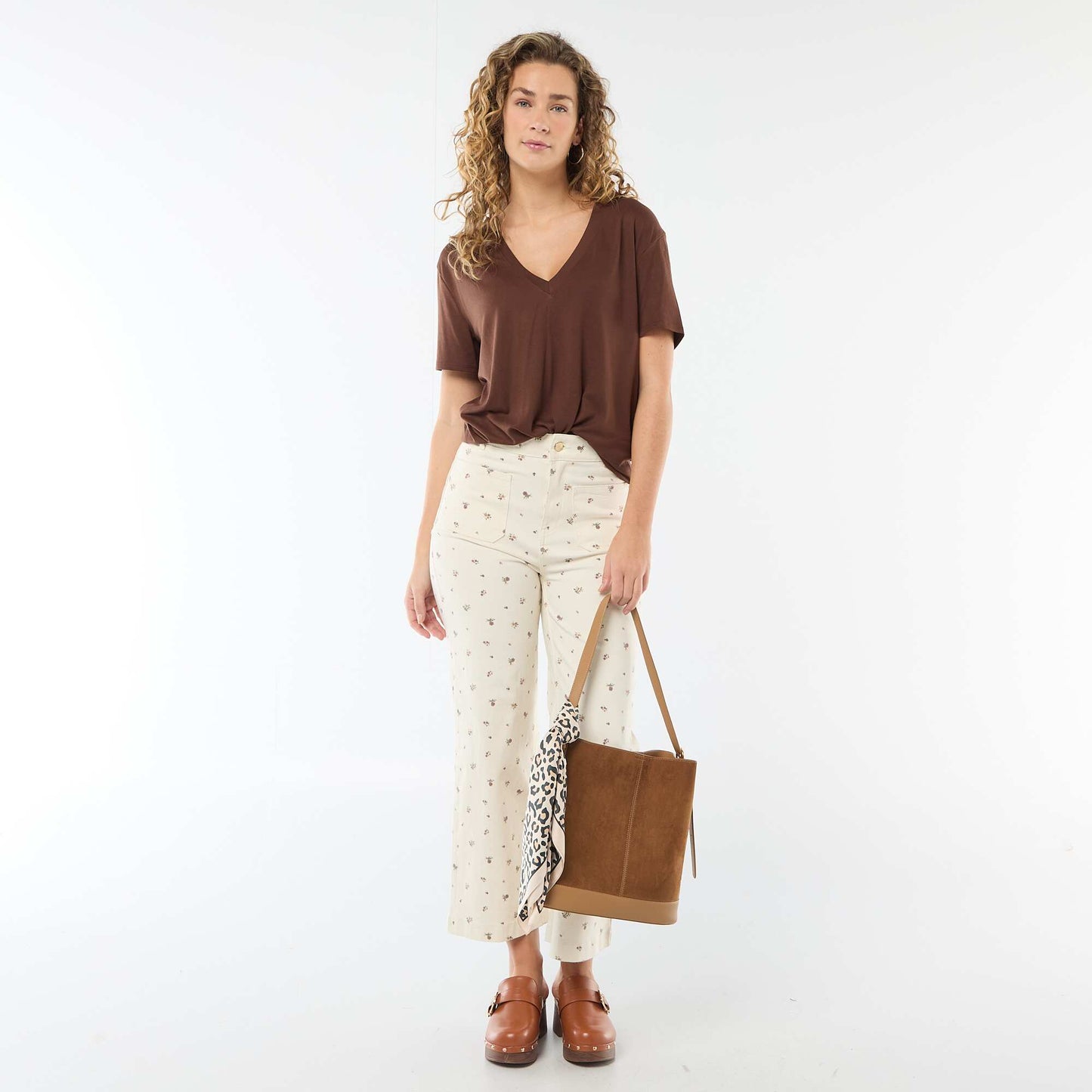 V-neck short-sleeved T-shirt BROWN