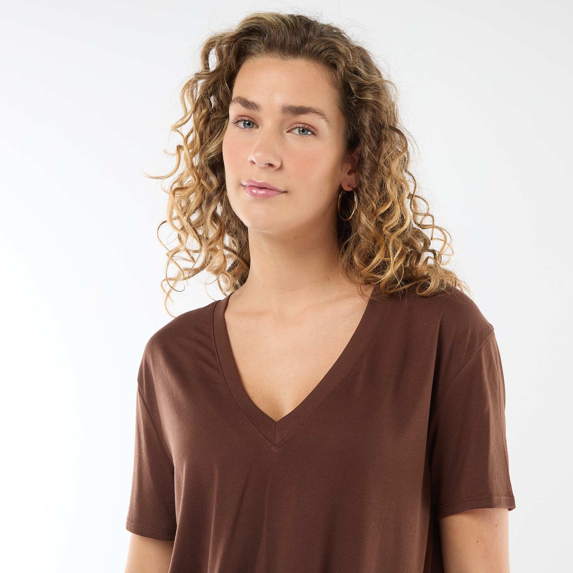 V-neck short-sleeved T-shirt BROWN