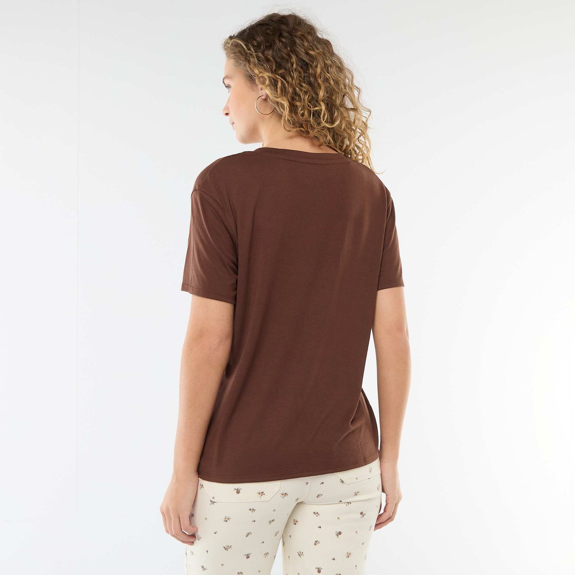 V-neck short-sleeved T-shirt BROWN