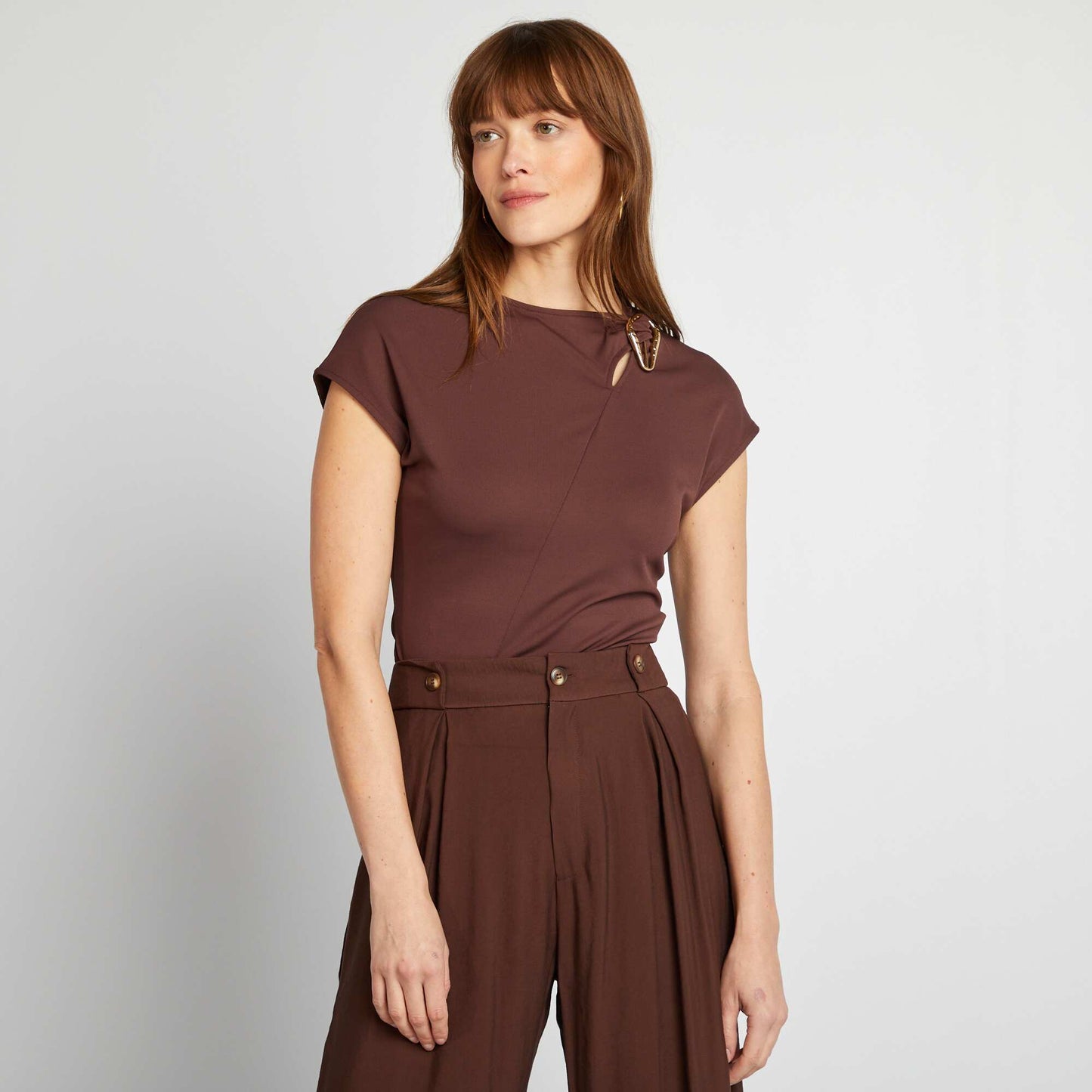 Satin T-shirt with metal buckle at the collar BROWN