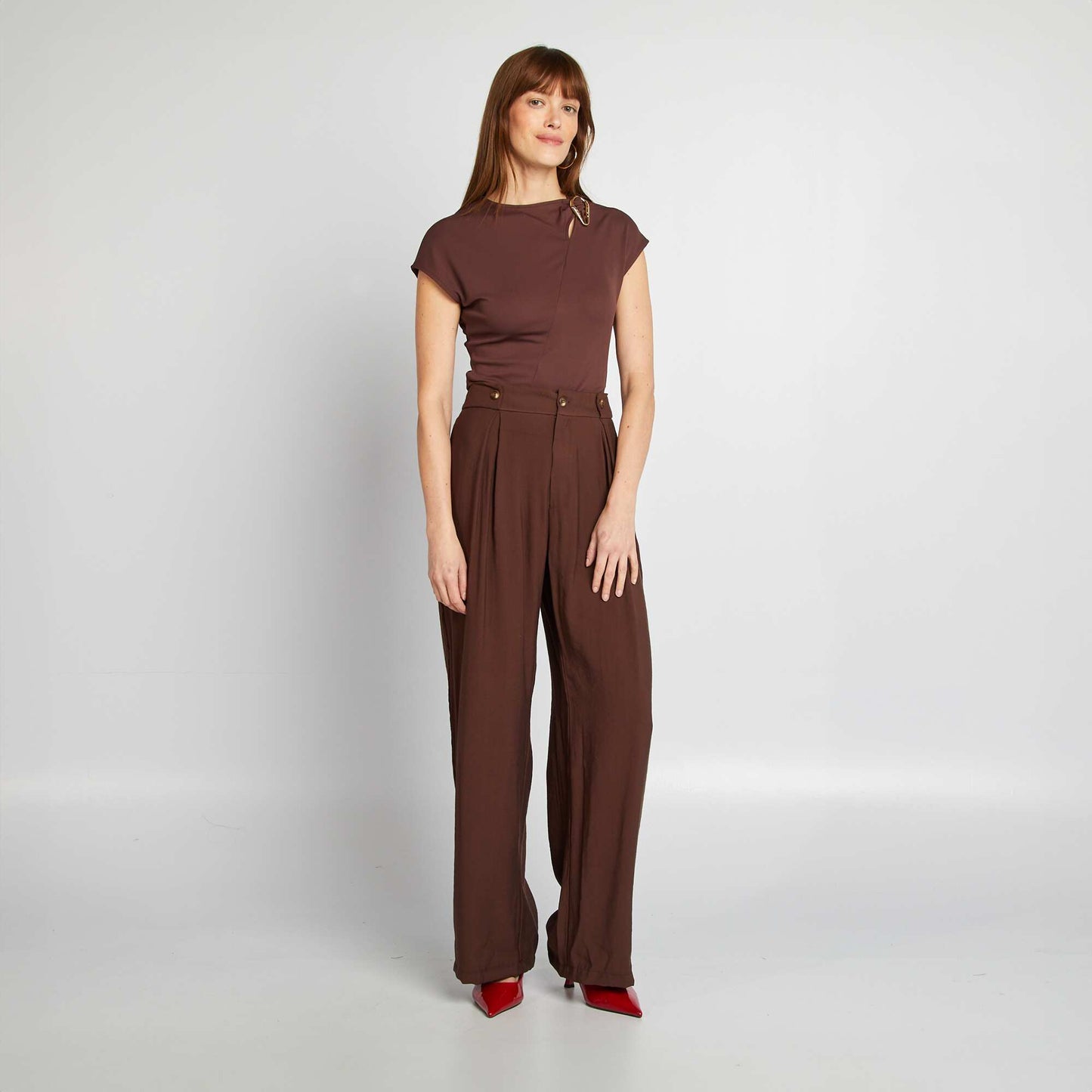 Satin T-shirt with metal buckle at the collar BROWN