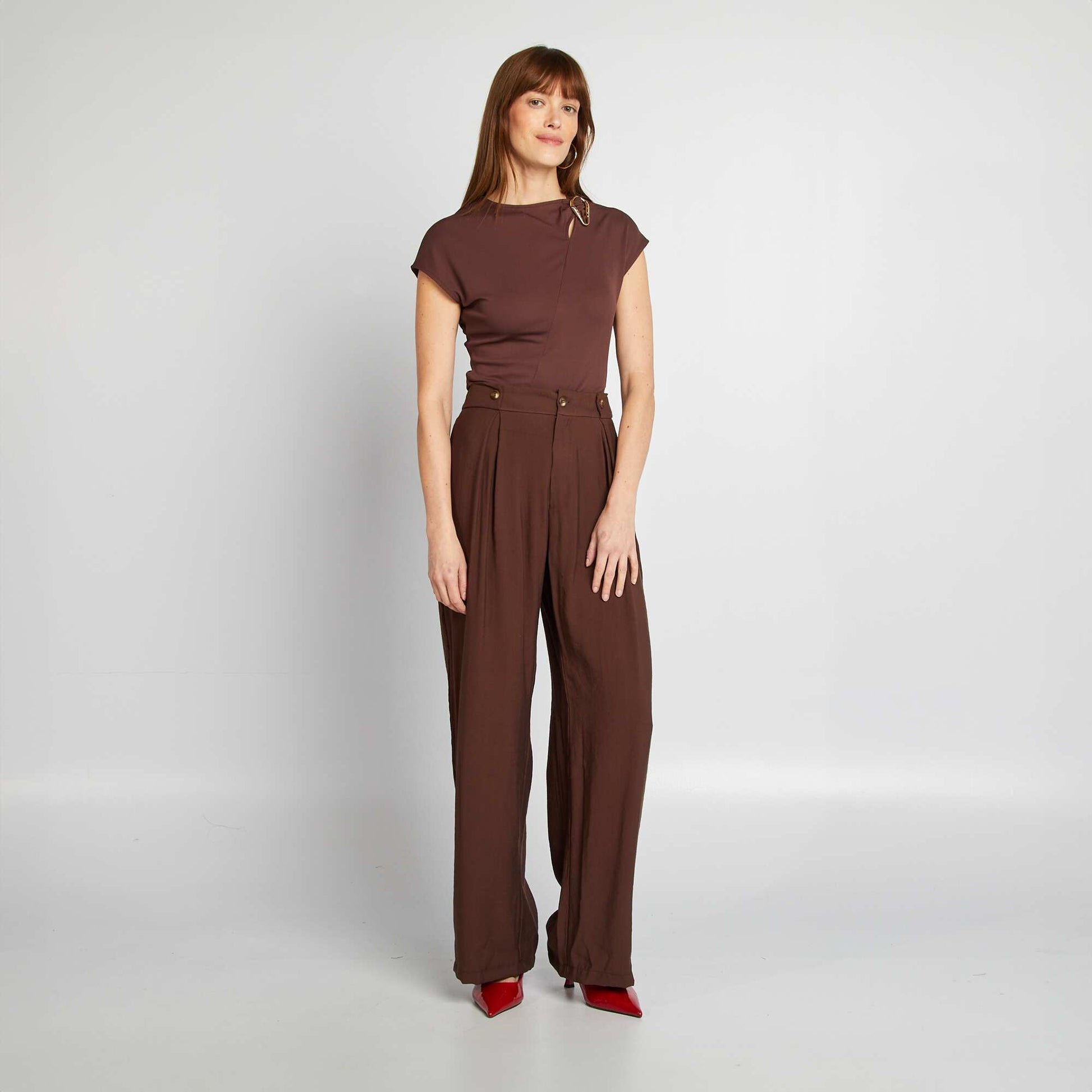 Satin T-shirt with metal buckle at the collar BROWN