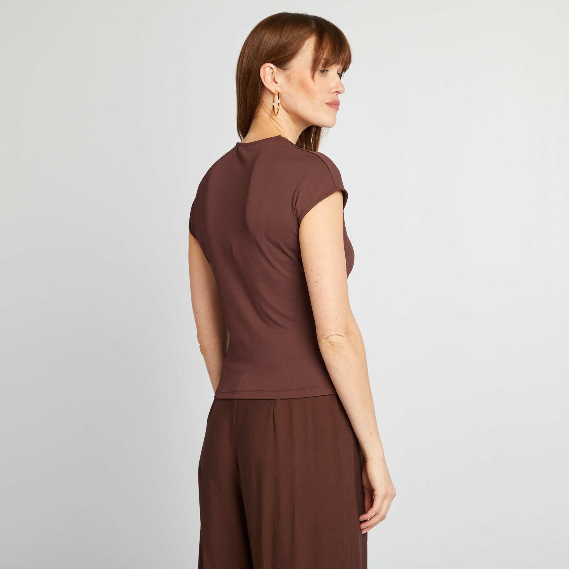 Satin T-shirt with metal buckle at the collar BROWN