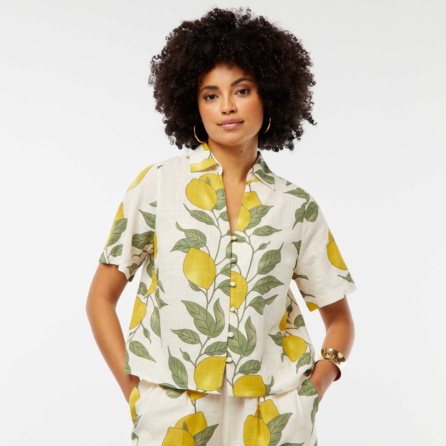 Short-sleeved blouse with lemon print BEIGE