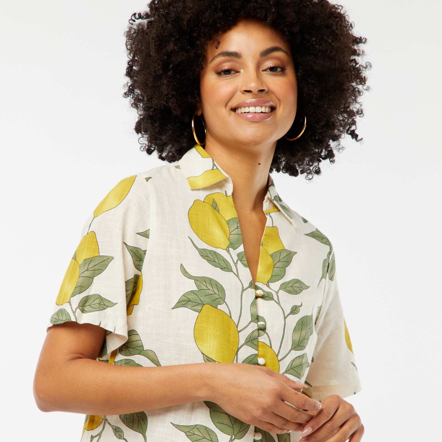 Short-sleeved blouse with lemon print BEIGE