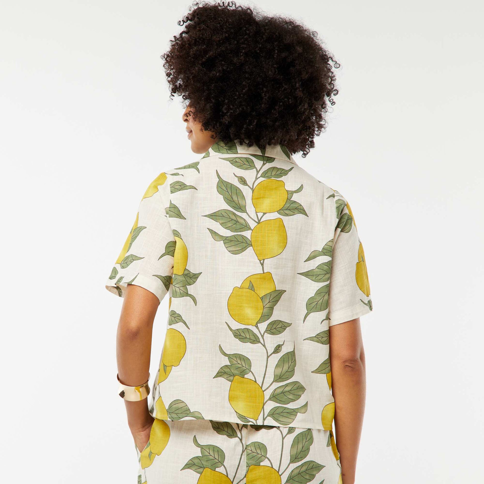 Short-sleeved blouse with lemon print BEIGE