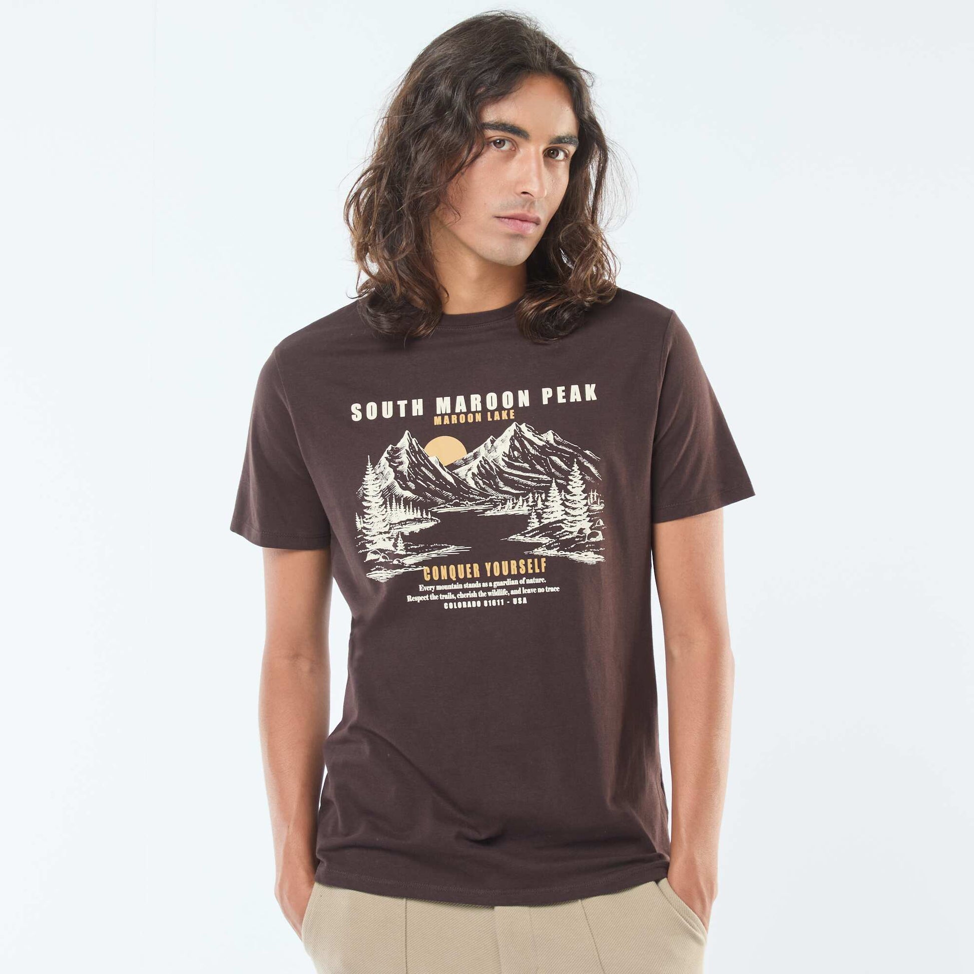 Short-sleeved printed T-shirt with round neck BROWN