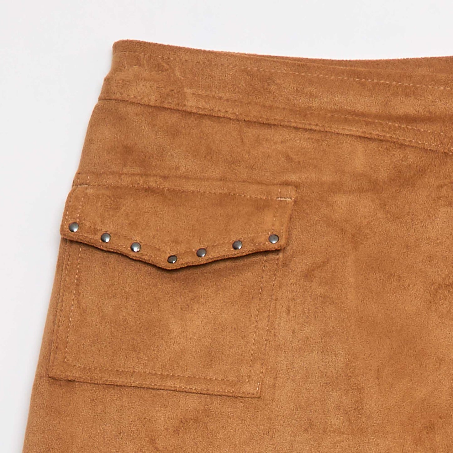 تنورة قصيرة قصيرة سادة سادة من الجلد المدبوغ باللون البيج