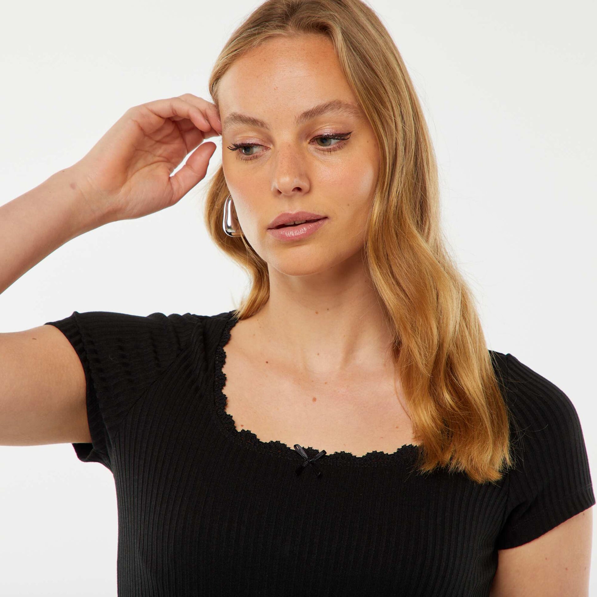 Short-sleeved T-shirt with lace and cute bow BLACK