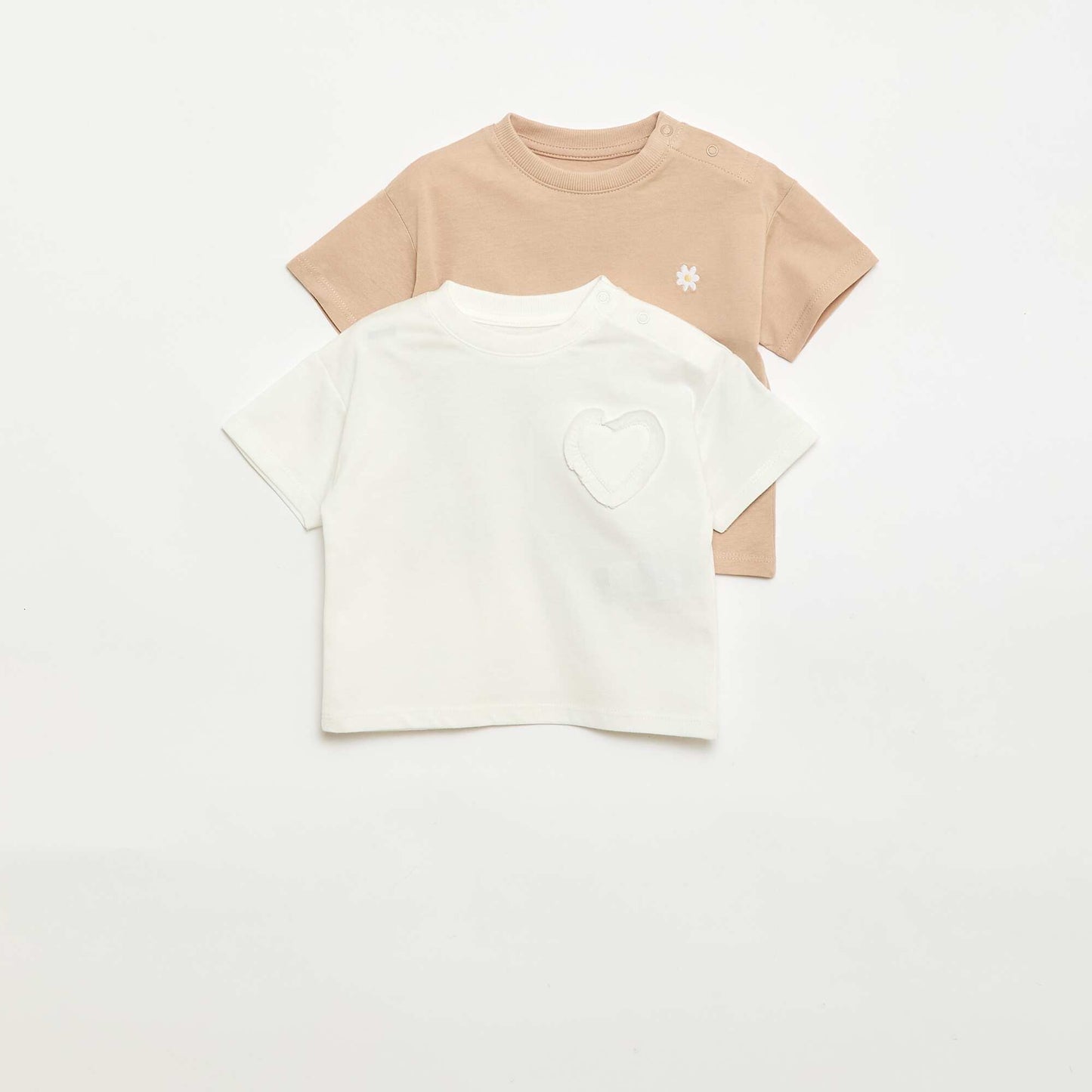 طقم من قميصين بتفاصيل على الصدر باللون البيج