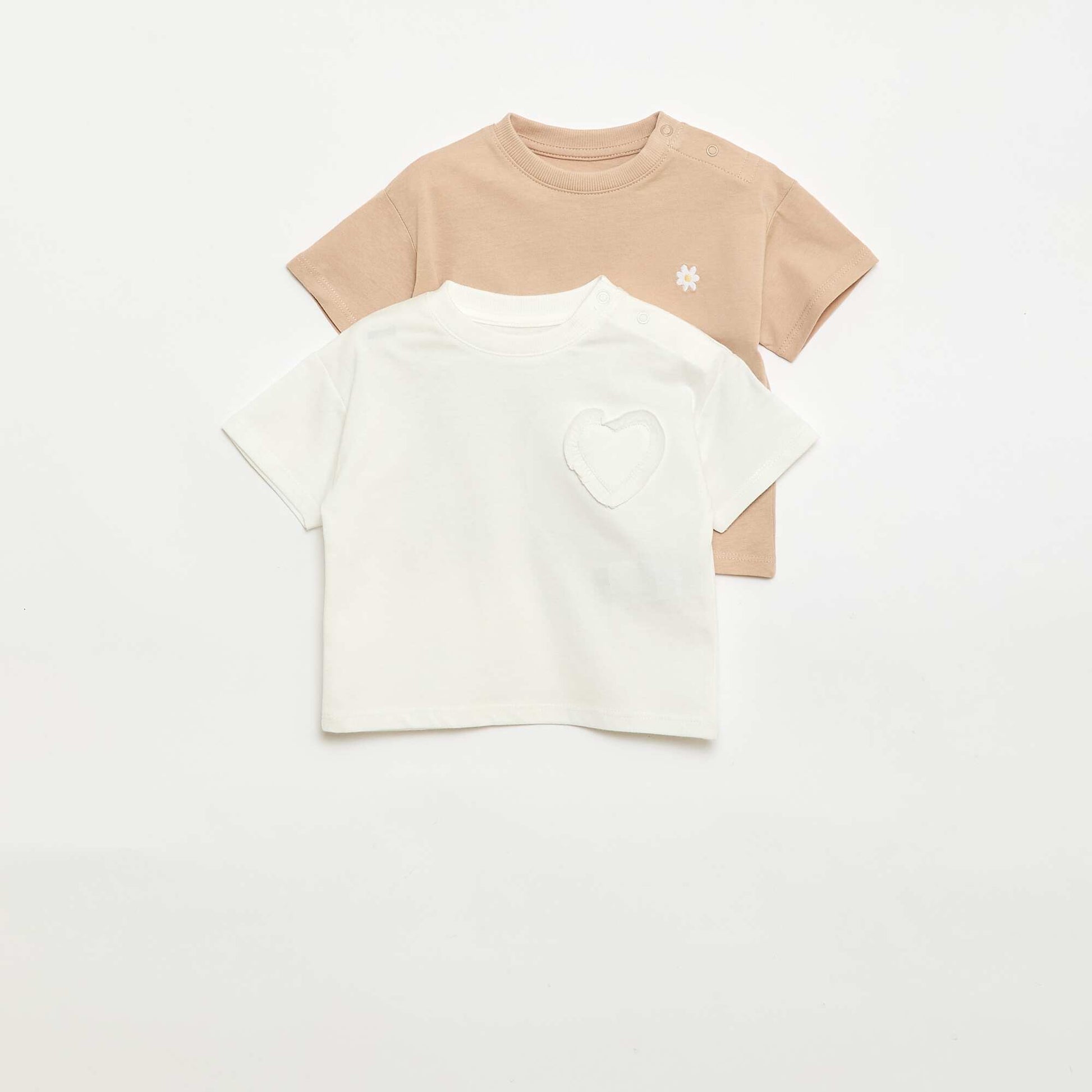 طقم من قميصين بتفاصيل على الصدر باللون البيج