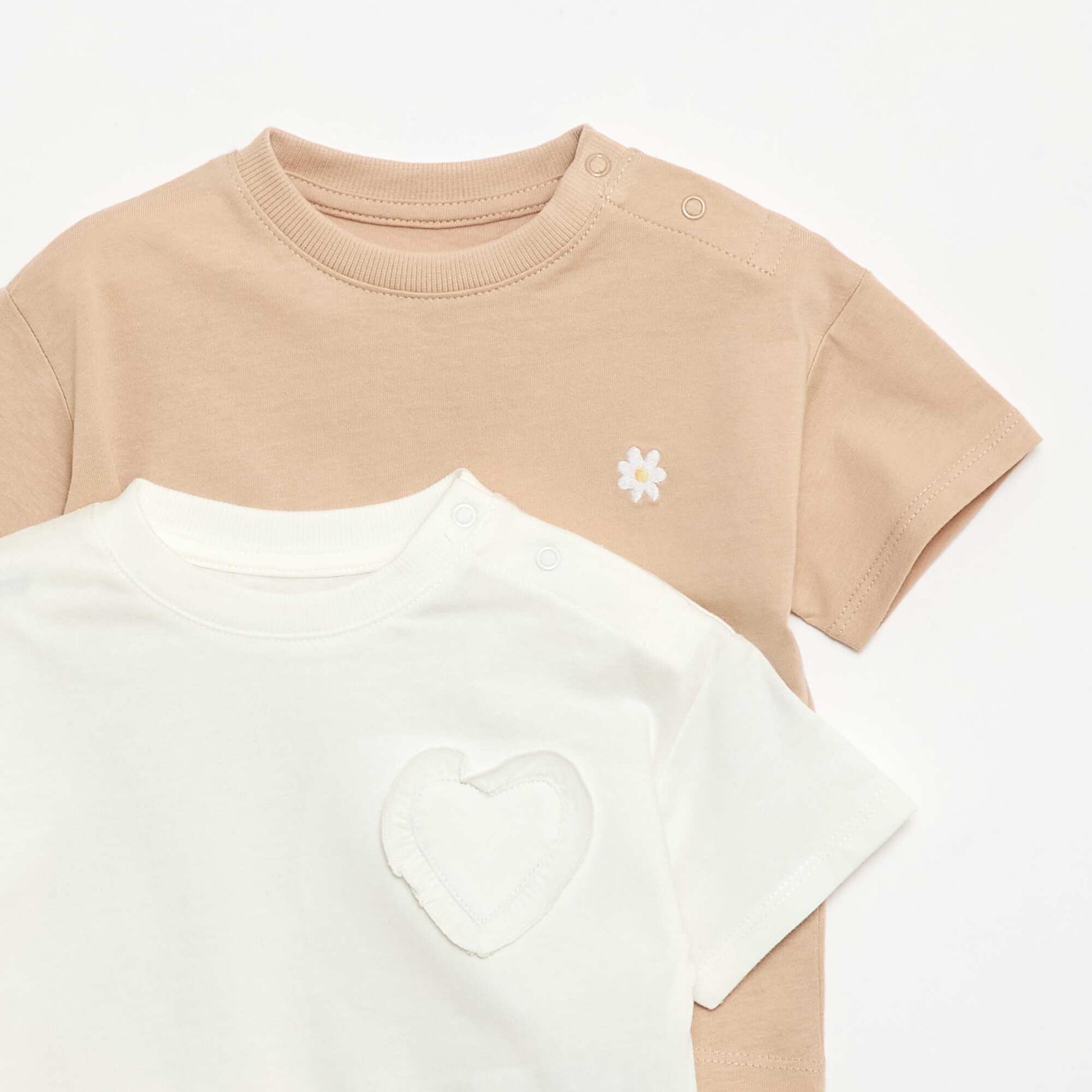 طقم من قميصين بتفاصيل على الصدر باللون البيج